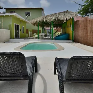 Pista Q And Auberge de jeunesse Oranjestad
